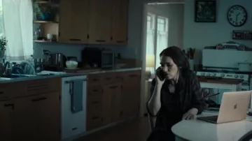 Chemise en flanelle brune portée par Kath (Winona Ryder) vue dans Gone in the Night