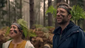 Veste bleue portée par Jason Ross (Rafe Spall) telle que vue dans les tenues de la série télévisée Trying (saison 3 épisode 3)