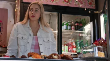 Veste en jean portée par Melinda Monroe (Alexandra Breckenridge) telle que vue dans la garde-robe de la série télévisée Virgin River (saison 4 épisode 12)