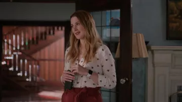 Tenues Virgin River : Melinda Monroe (Alexandra Breckenridge) porte une chemise chemisier imprimée d’abeilles dans la saison 4, épisode 4