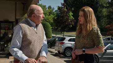 Top floral vert porté par Melinda Monroe (Alexandra Breckenridge) vu dans l’émission de télévision Virgin River (S04E03)