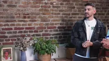 La veste portée par Joyca dans la vidéo YouTube Qui est le papa de qui ? Préparez les ???? ainsi que les ????