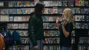X-girl Green Hoodie usado por Sloane (Hari Nef) como se ve en 1Up