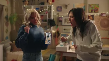 X-girl White Hoodie usado por Sloane (Hari Nef) como se ve en la película 1Up