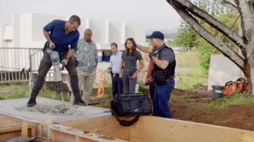 The cargo pants of Steve McGarrett (Alex O'Loughlin) in the series Hawaii 5-0 (Season 8 Episode 16)