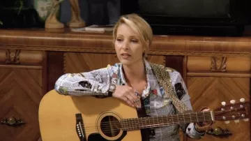 Journaux Imprimé Button Up Shirt porté par Phoebe Buffay (Lisa Kudrow) dans les tenues de la série télévisée Friends (S02E05)