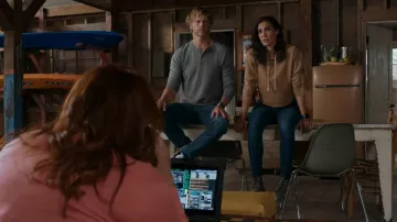 Bottes portées par Kensi Blye (Daniela Ruah) dans la garde-robe de la série télévisée NCIS: Los Angeles (saison 13 épisode 22)