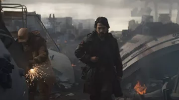 Abrigo largo en marrón usado por Cassian Andor (Diego Luna) como se ve en el vestuario de la serie de televisión Andor (Temporada 1)