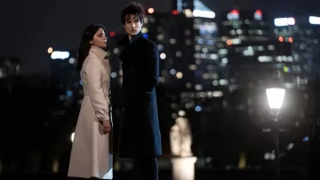 Abrigo largo blanco usado por Johanna Constantine (Jenna Coleman) como se ve en The Sandman (Temporada 1 Episodio 3)