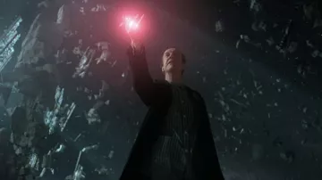Chaqueta a rayas usada por John Dee (David Thewlis) como se ve en los atuendos de la serie de televisión The Sandman (S01E05)