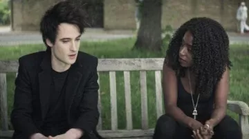 Collar usado por la Muerte (Kirby Howell-Baptiste) como se ve en los atuendos de la serie de televisión The Sandman (Temporada 1 Episodio 6)