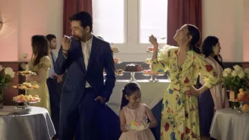 Vestido floral estampado en amarillo usado por Asha (Pallavi Sharda) como se ve en la temporada de bodas