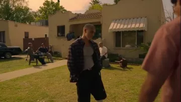 Le pantalon utilisé par les tests cesar diaz fonctionne même dans On My Block