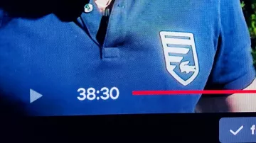 Polo Lacoste de François Franck Dubosc en la película Full Board