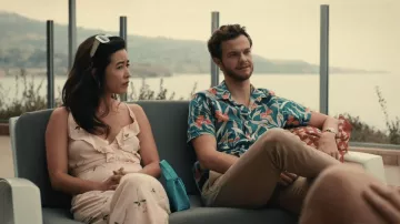 Mono de Alice (Maya Erskine) en Plus One