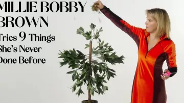 Survêtement orange et brun comme la robe portée par Millie Bobby Brown dans la vidéo YouTube Millie Bobby Brown essaie 9 choses qu’elle n’a jamais faites avant | Attirer