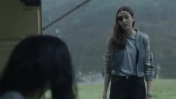 Veste universitaire en daim bleu portée par Alma (Mireia Oriol) telle que vue dans la garde-robe de la série télévisée The Girl in the Mirror (saison 1 épisode 4)
