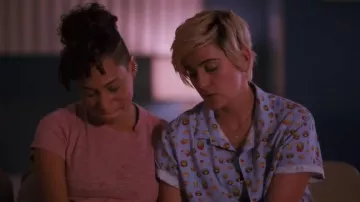 Camisa azul claro de manga corta con botones, con hamburguesa, papas fritas y patrón de cerveza usado bt y Sarah Finley (Jacqueline Toboni) dans The L Word : Generation Q SERIE DE TELEVISIÓN (Temporada 1 Episodio 7)