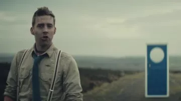 La chemise beige portée par Ricky Wilson dans le clip Coming Home de Kaiser Chiefs