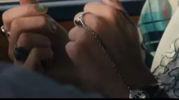 La pulsera con la cadena y el anillo que lleva Robin Maya Thurman-Hawke en la serie Stranger Things