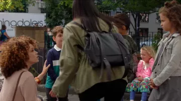 La mochila de cuero negro usada por Saanvi Bahl (Parveen Kaur) en la serie Manifest (Temporada 2 Episodio 6)