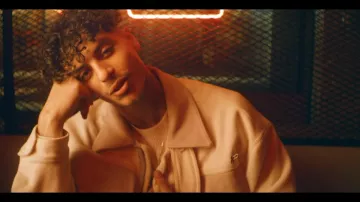 Veste beige épaisse (oversized ?) de PRIME dans "PRIME - J'AIME PAS L'AMOUR (CLIP OFFICIEL)"
