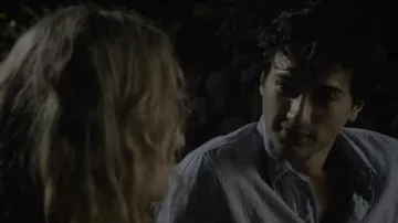 Camisa de lino a rayas usada por Harry Bingham (Alex Fitzalan) en la serie de televisión The Society (S01E02)