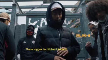 La veste sans manche noire portée par Bushi dans le clip 669 de 667 Part. 2 feat. Lyonzon