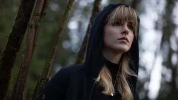 Sweat à capuche Zip porté par Emma (Mckenna Grace) comme on le voit dans le film The Bad Seed Returns