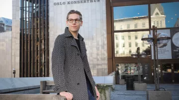 Manteau à motifs noir et blanc porté par le chef d’orchestre finlandais Klaus Mäkelä sur Kapellimestari Klaus Mäkelä Hietaniemen haustausmaalla 360 Vidéo YouTube