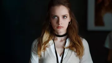 Suéter sin mangas de cuello en V usado por Asli Tuna (Miray Daner) como se ve en la serie de televisión As the Crow Flies (Temporada 1)