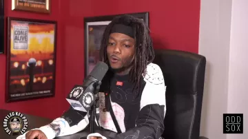 Jersey blanco y negro usado por J.I.D en Bootleg Kev Interview
