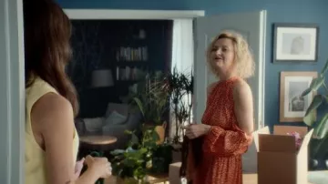 La robe rouge à épaules dénudées portée par Malgorzata Bilska / la mère de Kaska (Izabela Kuna) dans la série Famille en jeu (Saison 1 Épisode 2)