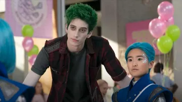 Veste chemise rouge sans manches à carreaux portée par Zed (Milo Manheim) comme on le voit dans la garde-robe de cinéma Z-O-M-B-I-E-S 3
