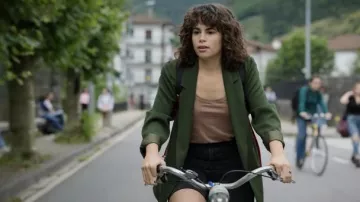 Veste blazer verte portée par Amaia (Dèlia Brufau) comme on le voit dans you’re Nothing Special TV series outfits (Saison 1 Episode 4)