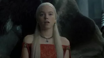 Le collier offert par Daemon Targaryen à Rhaenyra Targaryen (Milly Alcock) dans la série House of the Dragon (Saison 1 Episode 4)