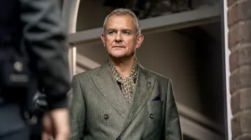 Bufanda impresa usada por Hector Blake (Hugh Bonneville) en los atuendos de la película I Came By