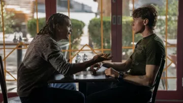 Montre numérique portée par Toby Nealey (George MacKay) dans I Came By