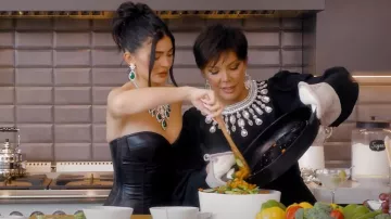 La robe en cuir corset noire portée par kylie Jenner dans la vidéo YouTube de Vogue : Kylie & Kris Jenner Cook Dinner Together 
