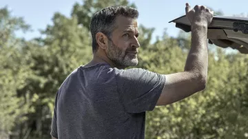 T-shirt gris porté par le père (Peter Hermann) comme on le voit dans les tenues de film Goodnight Mommy