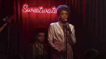 Vestido de seda usado en Sweetwater por Whitney Houston (Naomi Ackie) como se ve en el vestuario de la película I Wanna Dance With Somebody