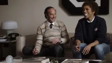 Levi's Navy Blue Crewneck usado por Whitney Houston (Naomi Ackie) como se ve en I Wanna Dance With Somebody