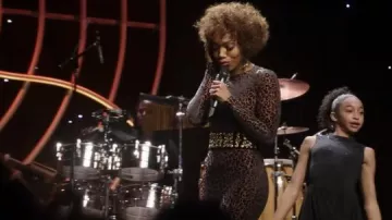 Mono estampado de leopardo usado por Whitney Houston (Naomi Ackie) como se ve en I Wanna Dance With Somebody