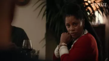 Montre en or portée par Lynn (Kellita Smith) vue dans les tenues de la série télévisée From Scratch (saison 1)