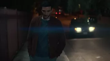 Veste en daim portée par Lino (Eugenio Mastrandrea) vue dans la série télévisée From Scratch (saison 1)