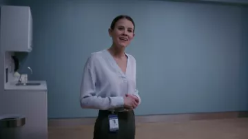 Chemisier bleu clair porté par Rose Cotter (Sosie Bacon) comme on le voit dans Smile