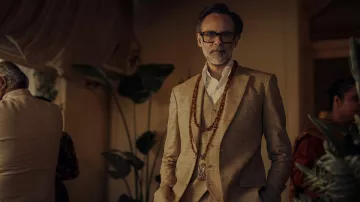 Costume 3 pièces porté par Khader Khan (Alexander Siddig) vu dans la série télévisée Shantaram (saison 1)