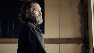Veste en toile bleue portée par Mark (Joel Edgerton) comme on le voit dans le film The Stranger