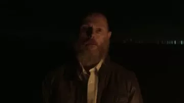 Veste en cuir marron portée par Henry Teague (Sean Harris) comme on le voit dans le film The Stranger