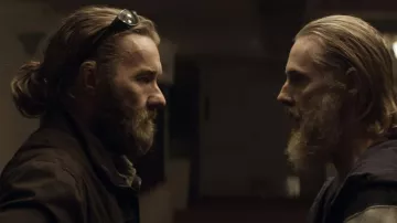 Lunettes de soleil portées par Mark (Joel Edgerton) comme on le voit dans le film The Stranger